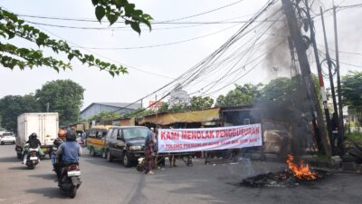 Pemkab Sidoarjo Normalisasi Afvoer Bono Desa Pepelegi, PKL Beri Jalan Alat Berat Untuk Masuk