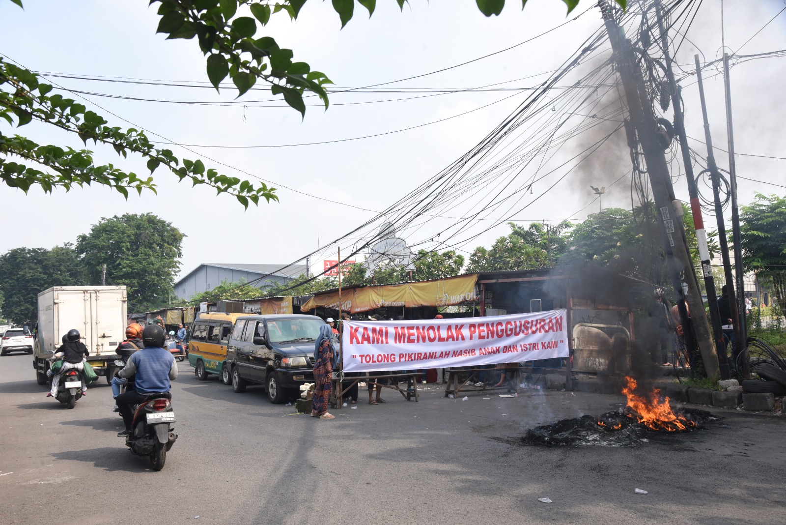 Pemkab Sidoarjo Normalisasi Afvoer Bono Desa Pepelegi, PKL Beri Jalan Alat Berat Untuk Masuk