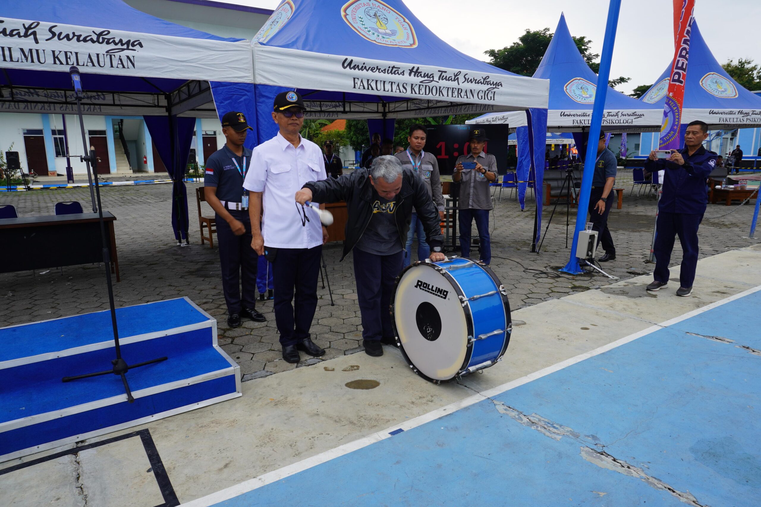 Assalamualaikum Selamat Sore Komandan Mohon izin 🙏 Berkenan memberikan koreksinya terkait aturan pemberian SP2HP berikut ini ada yg salah Aturannya dalam pemberian SP2HP, berdasarkan laman polri.go.id, waktu pemberian SP2HP pada tingkat penyidikan untuk kasus ringan, diberikan pada hari ke-10, 20 dan 30. Kasus sedang diberikan pada hari ke-15, 30, 45 dan 60. Kasus sulit diberikan pada hari ke-15, 30, 45, 60, 75 dan 90. Kasus sangat sulit diberikan pada hari 20, 40, 60, 80, 100 dan 120. Pelapor berhak mengetahui perkembangan kasusnya sesuai Pasal 11 ayat (1) huruf a Perkap Nomor 21 Tahun 2011 dan penyidik wajib memberikan informasi perkembangan penyidikan sesuai Pasal 12 huruf c Perkap Nomor 16 Tahun 2010. Apabila penyidik menolak memberikan SP2HP, pelapor dapat melaporkannya kepada atasan penyidik dan apabila atasan penyidik tidak mengindahkan laporan, pelapor dapat melaporkannya ke Divisi Propam Kepolisian Daerah