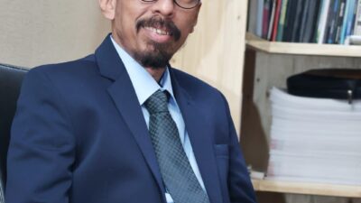 Keterangan Gambar: Sefdin adalah alumni Stikosa AWS dan kandidat Doktor dari Unair