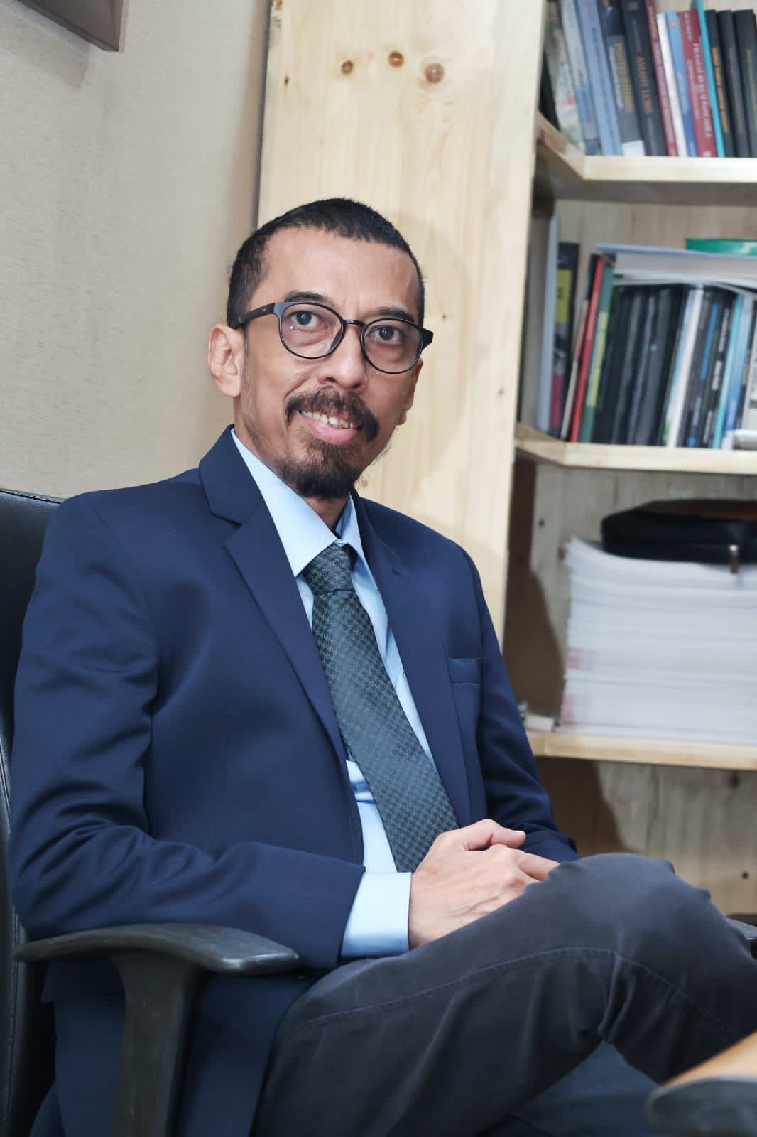 Keterangan Gambar: Sefdin adalah alumni Stikosa AWS dan kandidat Doktor dari Unair
