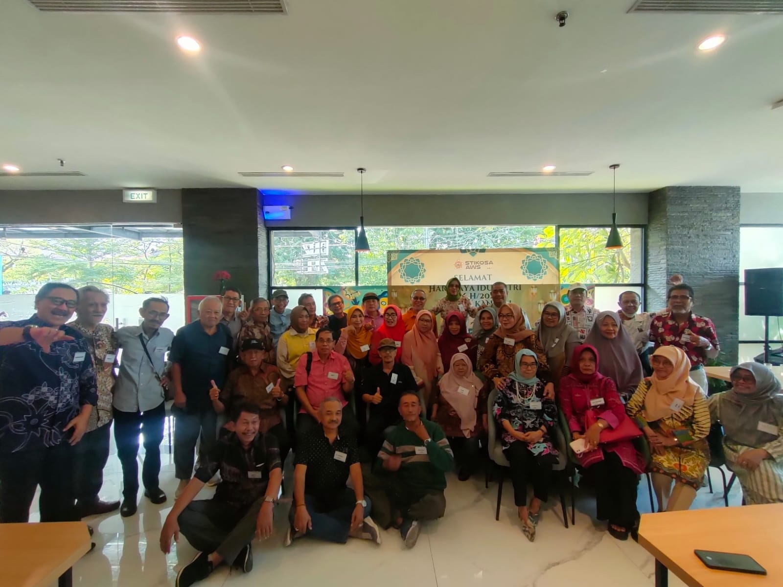 Keterangan Gambar: Pertemuan Para Tokoh di Reuni Lintas Angkatan Stikosa AWS.