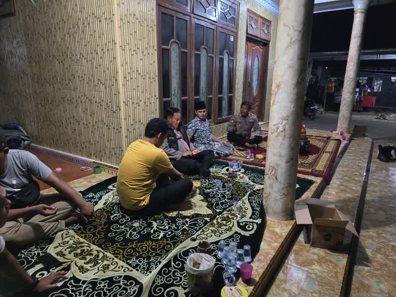 Keterangan Gambar: Wakapolres Bangkalan dan Kapolsek Pimpin Sterilisasi TKP Saat Massa Geruduk Puskesmas