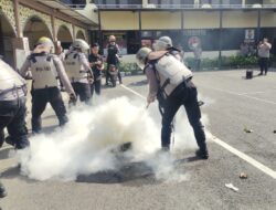 Polres Pelabuhan Tanjung Perak Gelar Simulasi Pengamanan Unjuk Rasa Jelang May Day 2025