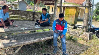 Keterangan Gambar: PLN ULP Rayon Bangkalan Lakukan Survei Ulang Tiang Gardu yang Hampir Roboh di Tanah Merah