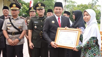 Hari Pendidikan Nasional, Bupati Subandi Serahkan Penghargaan Kepada Guru dan Siswa