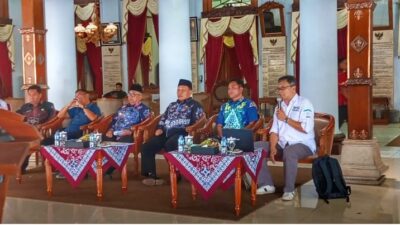 Keterangan foto : Dr Jokhanan Kristiyono (kedua dari kanan, saat launching pelaksanaan RKTL di pendopo kabupaten Blitar