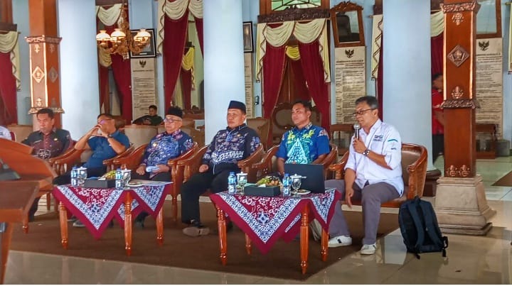 Keterangan foto : Dr Jokhanan Kristiyono (kedua dari kanan, saat launching pelaksanaan RKTL di pendopo kabupaten Blitar