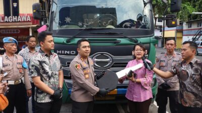 Kapolres Pelabuhan Tanjung Perak AKBP Wahyu Hidayat Kembalikan Kendaraan Hasil Kejahatan kepada Pemilik