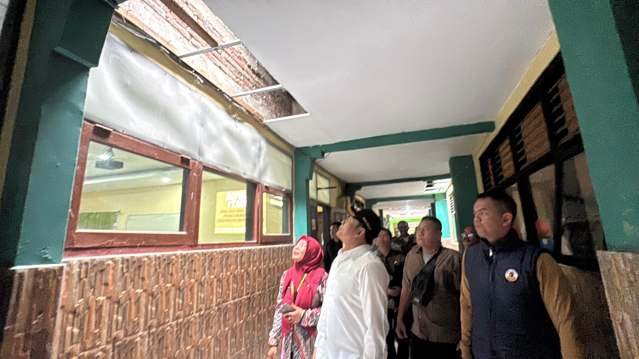 Bupati Subandi Sidak ke SMPN 3 Porong, Respon Kerusakan Atap Kelas