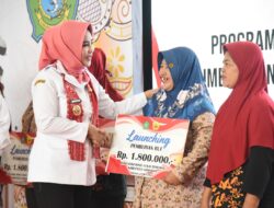 Pemkab Sidoarjo Bagikan BLT Kepada Buruh Pabrik Rokok Sidoarjo
