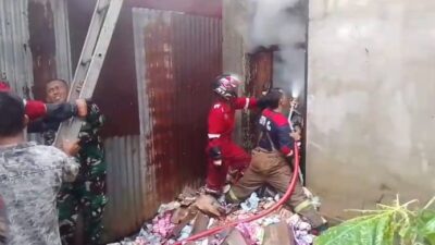 Keterangan Foto:  Petugas Damkar Padamkan Sijago Merah