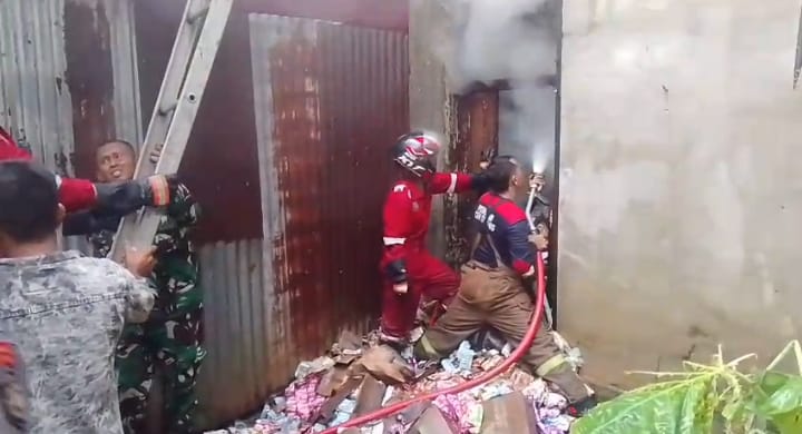 Keterangan Foto:  Petugas Damkar Padamkan Sijago Merah