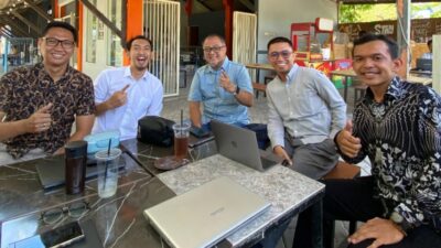Keterangan foto : Mochamad Arkansyah (paling kanan) dan para dosen Stikosa AWS