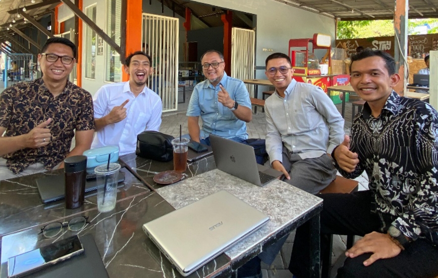 Keterangan foto : Mochamad Arkansyah (paling kanan) dan para dosen Stikosa AWS