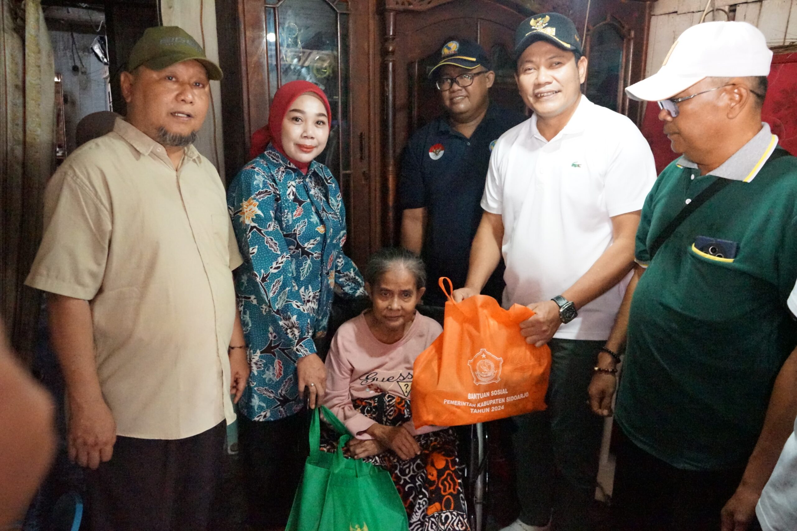 Bupati Sidoarjo Berikan Kursi Roda untuk Warga Krian, Wujud Nyata Kepedulian Pemkab untuk Masyarakat