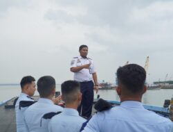 Taruna Universitas Hang Tuah Dalami Sistem Navigasi Lewat Kunjungan Edukatif ke KSOP Gresik