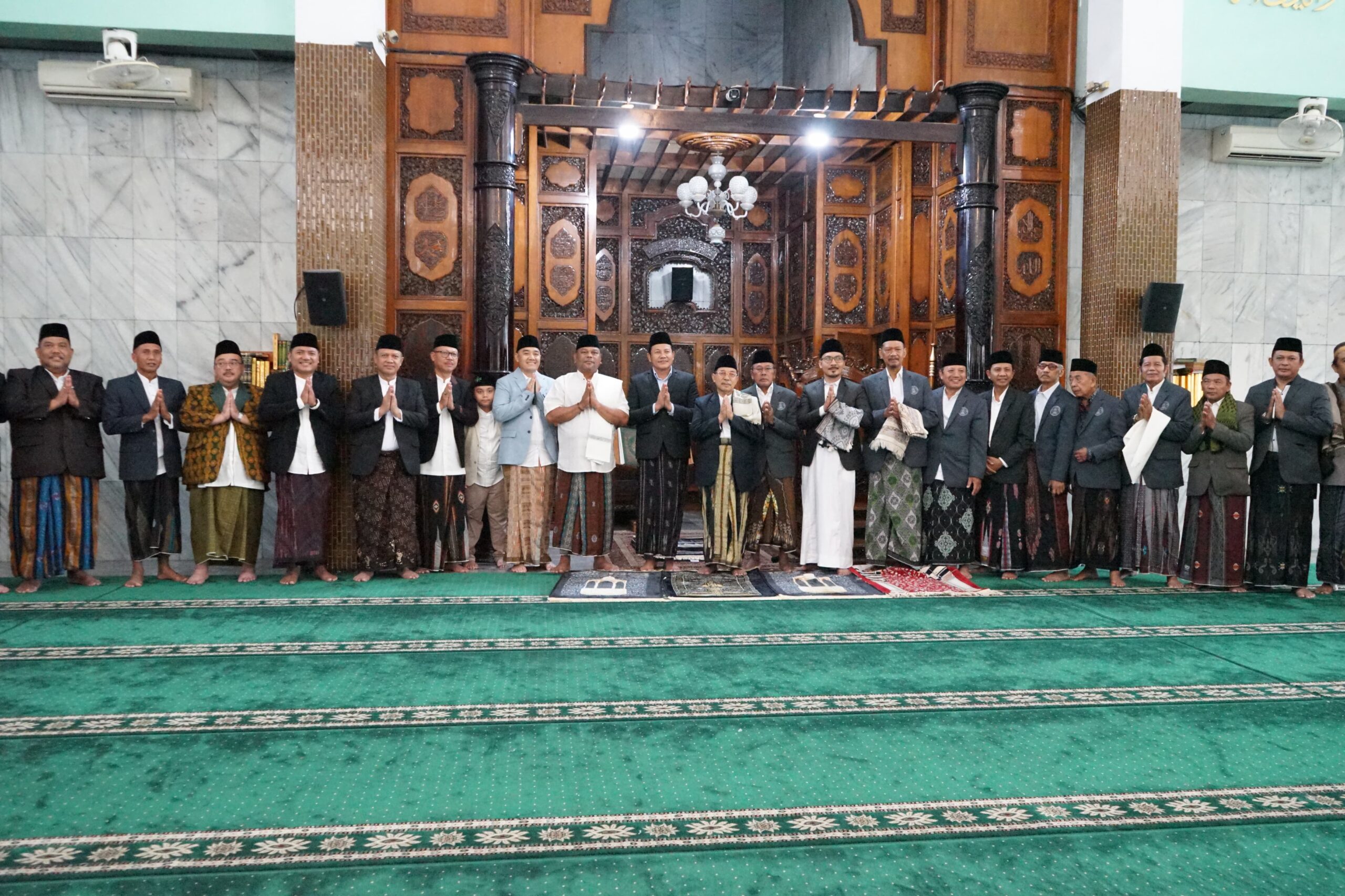 Bupati dan Wakil Bupati Sidoarjo Laksanakan Sholat Idul Adha 1446 H Bersama Ribuan Jamaah Di Masjid Agung, Moment Berbagi di Tengah Khusyuknya Ibadah