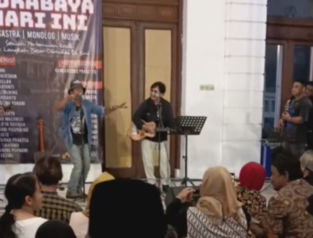 Caption foto: salah satu acara yang diselenggarakan FPKS di pelataran Dewan Kesenian Surabaya, Mei 2025 lalu