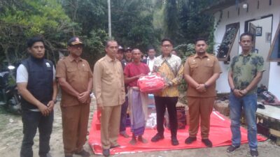 Keterangan Foto : Wakil Walikota Langsa Serahkan Bantuan Masa Panik Korban Kebakaran Dusun I Alur Buaya Gampong Suka Jadi Makmur