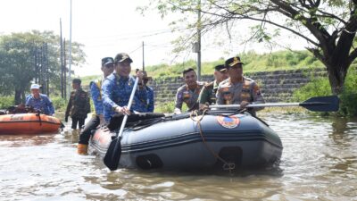 Pakai Perahu Karet, Bupati Subandi Susuri Banjir di Jalan Raya Porong