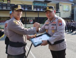 Kapolres Pelabuhan Tanjung Perak Beri Penghargaan Anggota Berprestasi