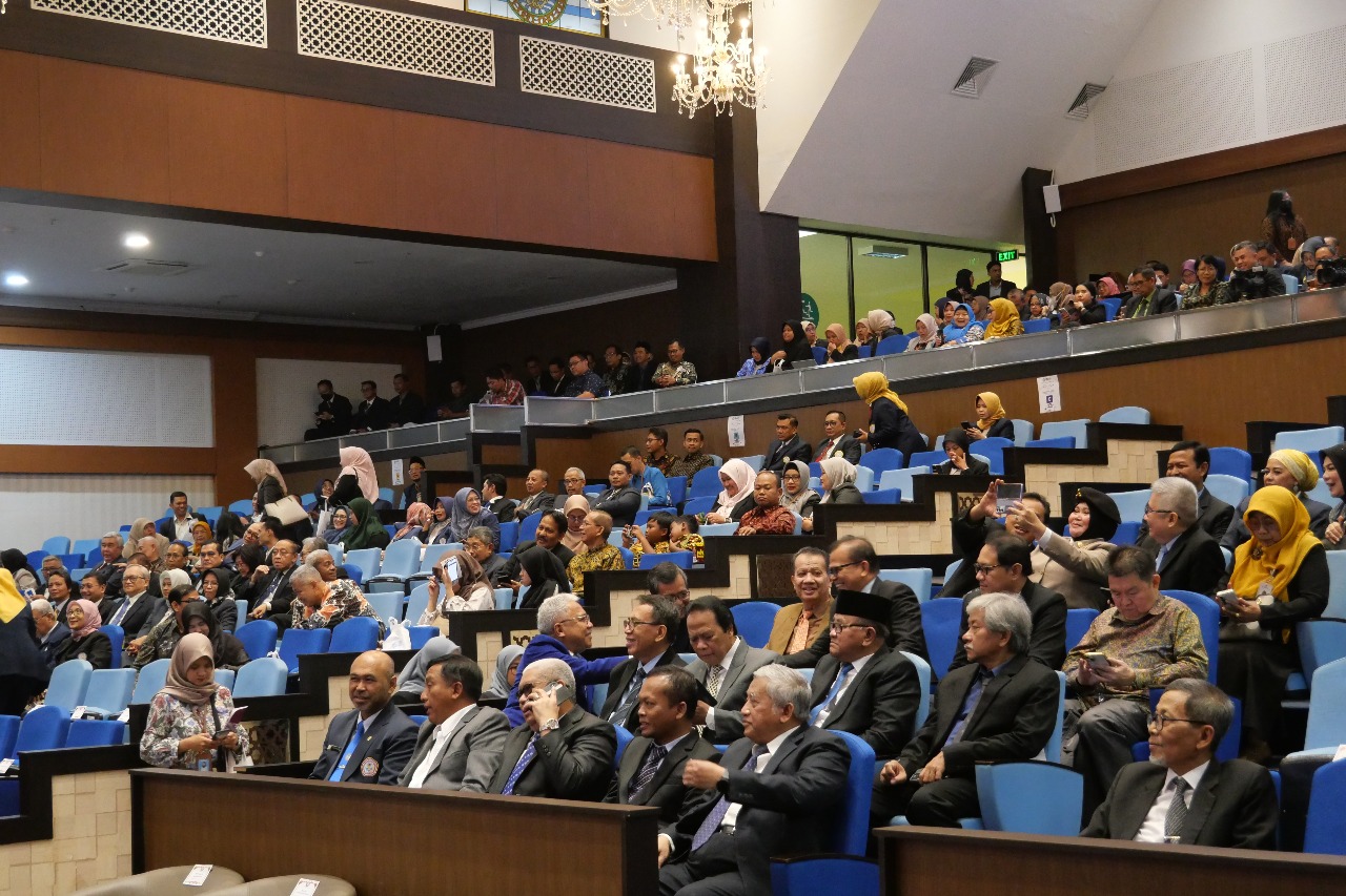 Rektor Universitas Hang Tuah Hadiri Pelantikan Rektor Baru Universitas Airlangga Periode 2025–2030