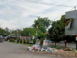 Adipura Redup: Sampah Berserakan Hingga Bau Busuk di Depan Kantor Telkom Langsa 