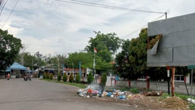 Keterangan Foto: Sampah Berserakan Hingga Bau Busuk di Depan Kantor Telkom Langsa 