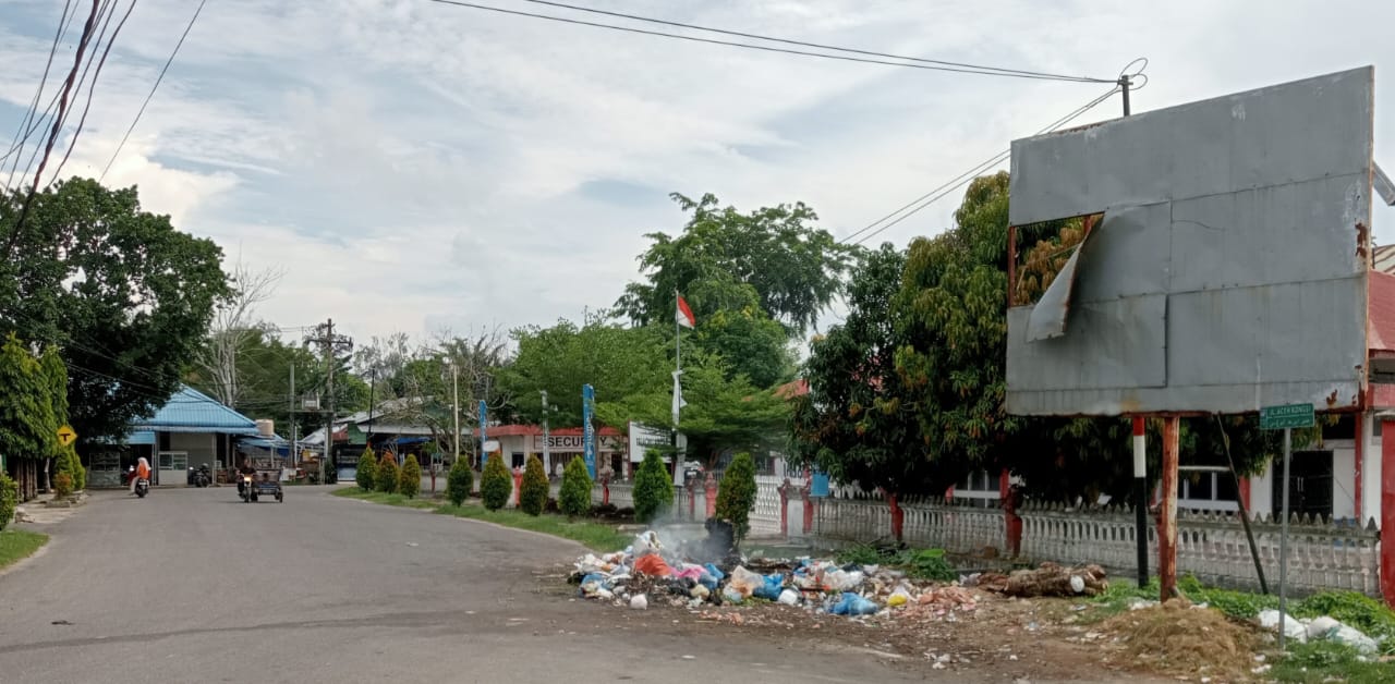 Keterangan Foto: Sampah Berserakan Hingga Bau Busuk di Depan Kantor Telkom Langsa 