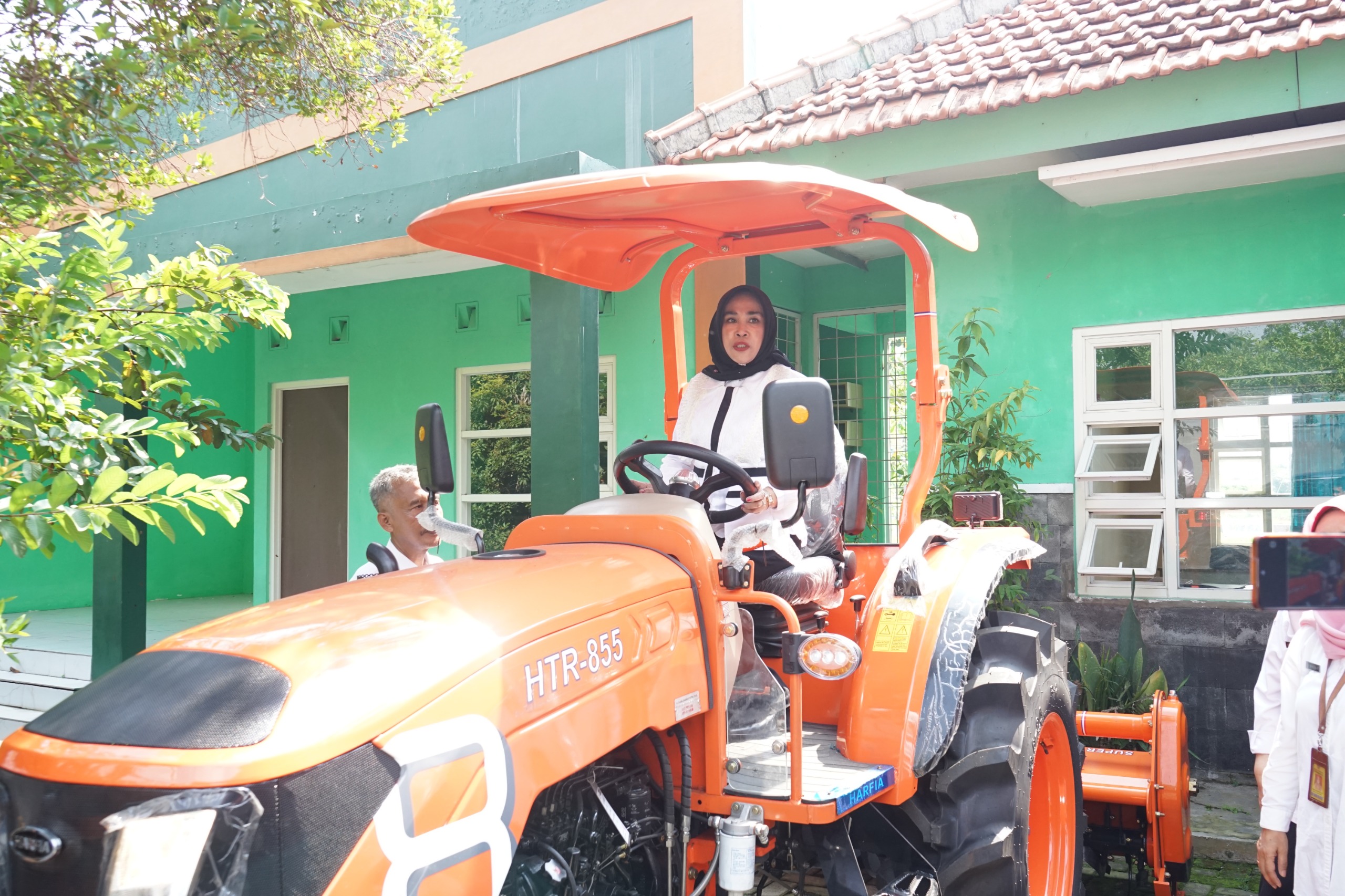 Berkunjung ke Porong, Wabup Mimik Idayana Pastikan Bantuan Alsintan Tepat Sasaran