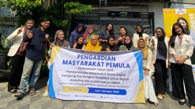 Keterangan Foto: Pelatihan Digital Marketing Tim Dosen Stikosa AWS di Kampung Kue Rungkut