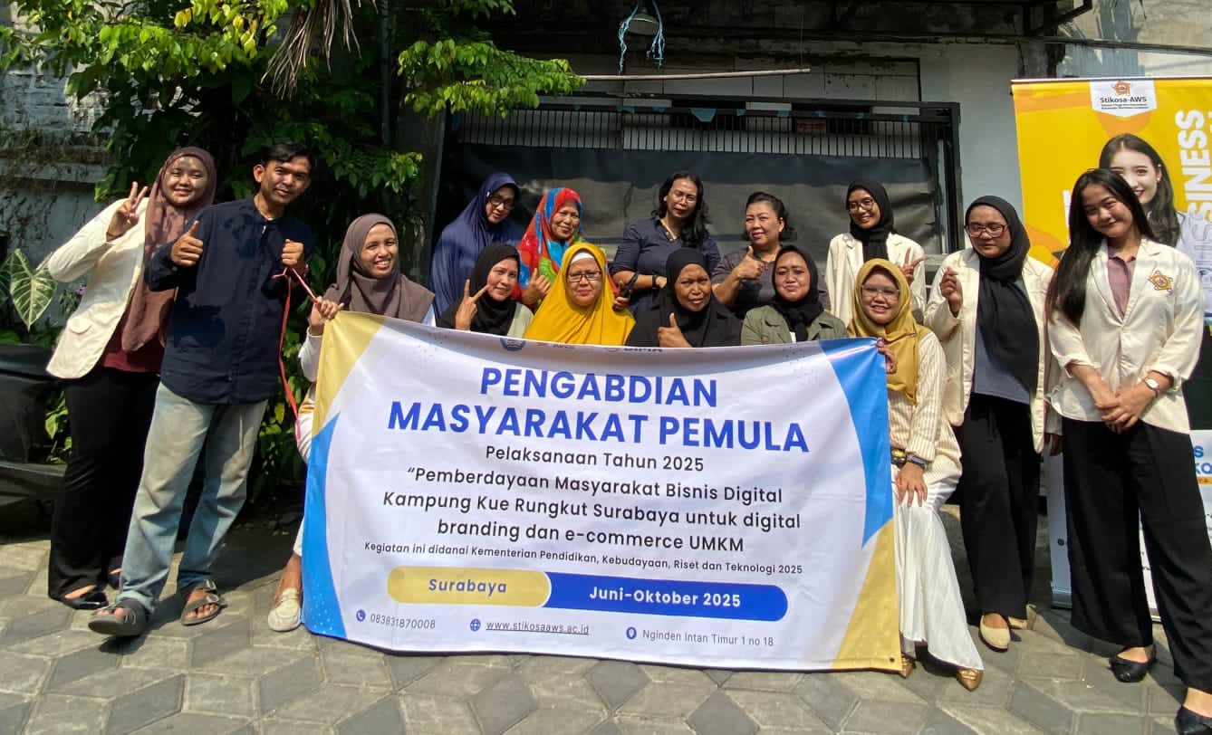 Keterangan Foto: Pelatihan Digital Marketing Tim Dosen Stikosa AWS di Kampung Kue Rungkut