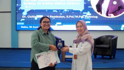 Kuliah Tamu Fakultas Psikologi UHT Bahas Fandom, K-Pop, Game, dan TikTok dalam Perspektif Psikologi Sosial