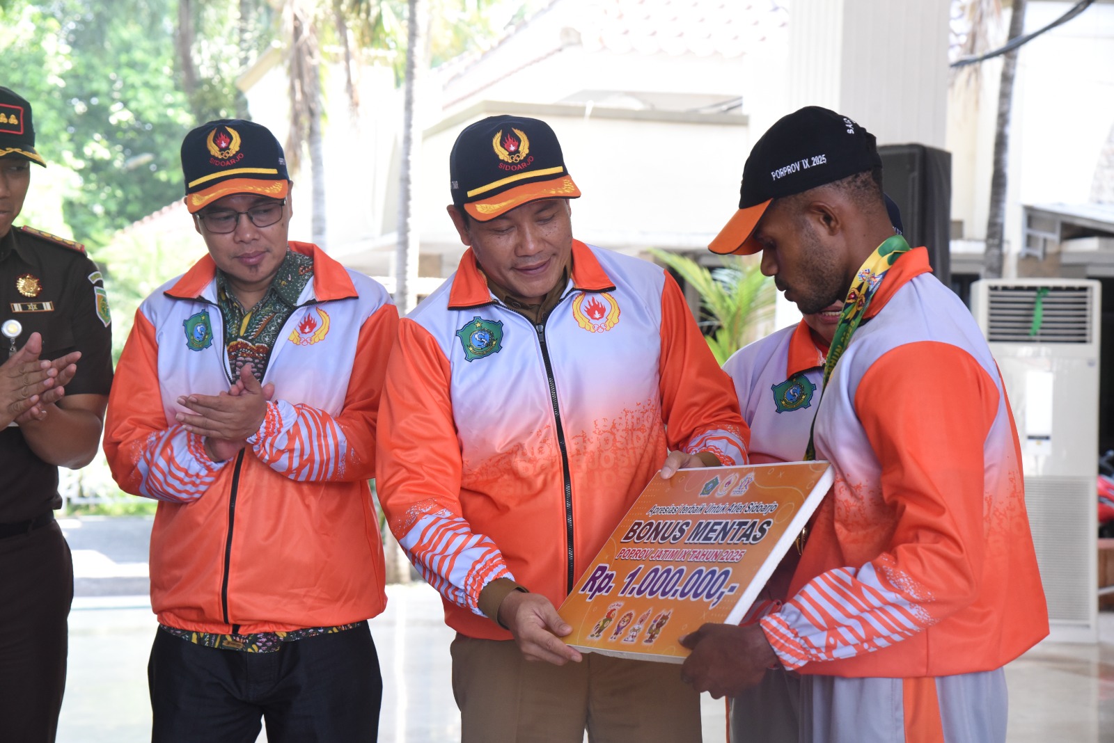 Atlet Porprov Jatim IX Dilepas Bupati dan Didoakan Kyai Untuk Rebut Medali