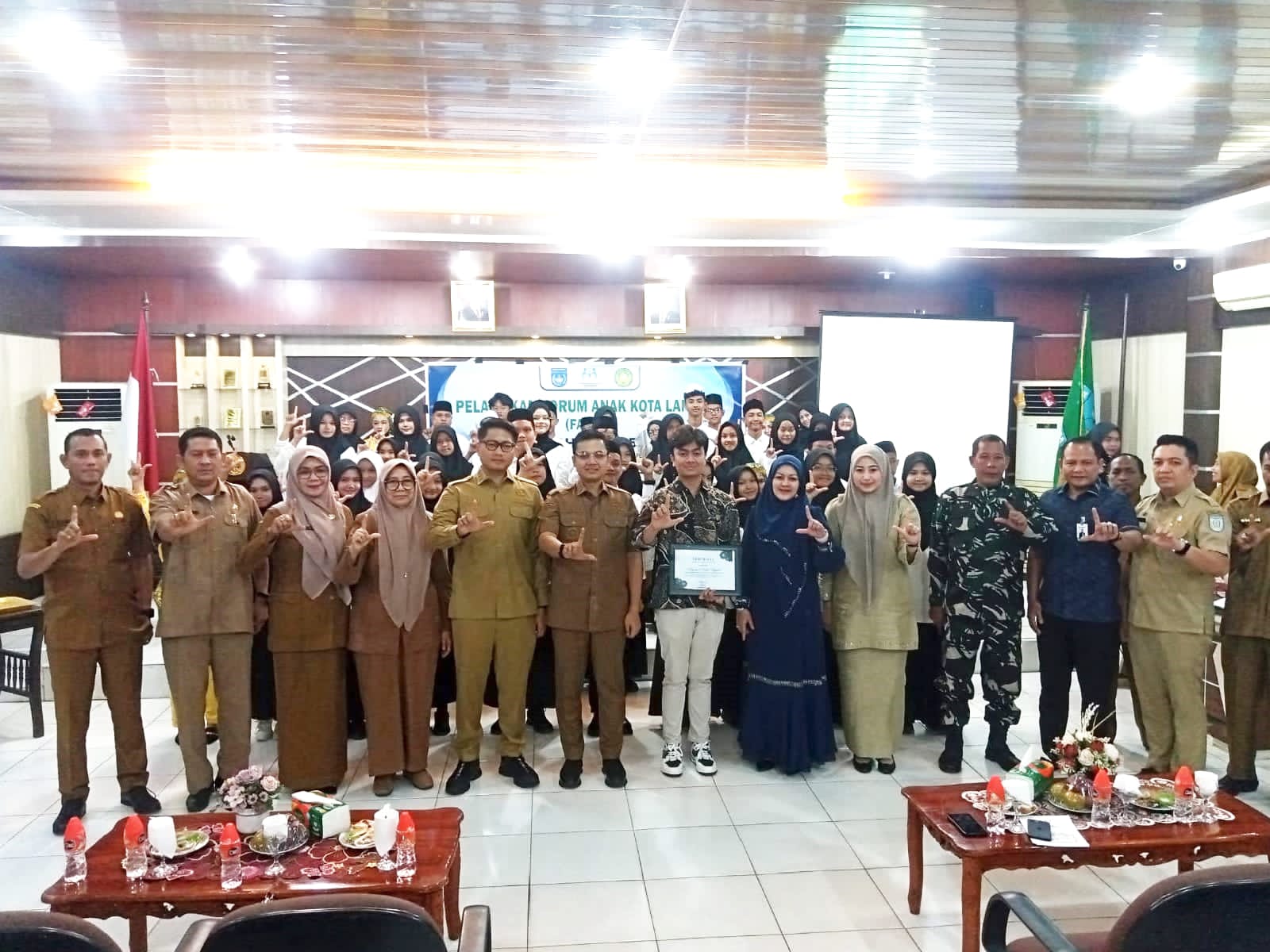 ‎Keterangan Foto : Wali Kota Langsa Lantik dan Kukuhkan Forum Anak Kota Langsa Periode 2025-2027