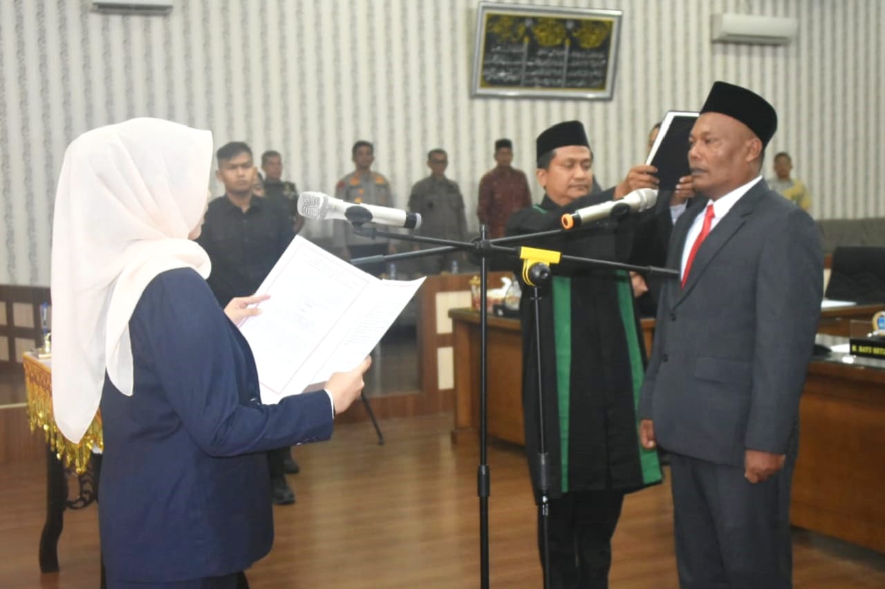 Keterangan Foto: Pimpinan DPRK Kota Langsa Melantik Ismail Sebagai Anggota DPRK Langsa