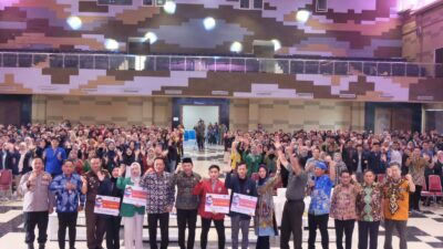 Pemkab Sidoarjo Serahkan Beasiswa Pendidikan Bagi 2.007 Mahasiswa