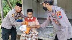 Foto : Polsek Kwanyar Salurkan Bansos Sebagai Bentuk Kedekatan Polri Kepada Masyarakat 