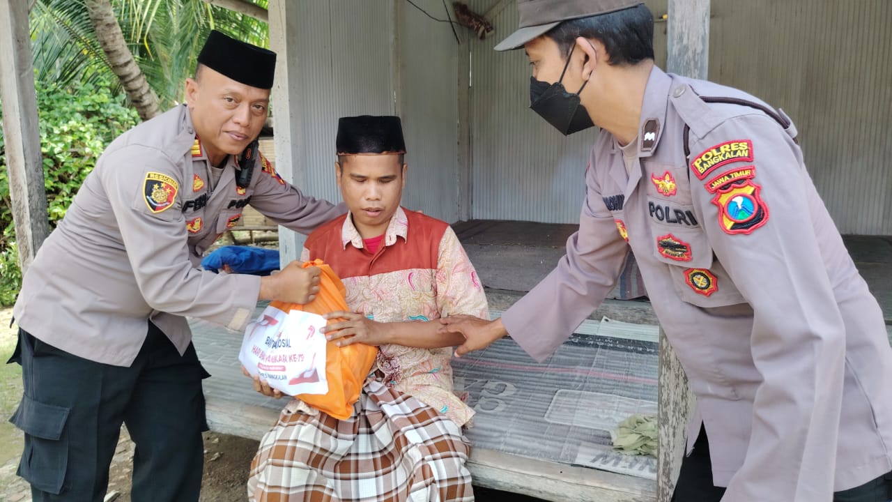 Foto : Polsek Kwanyar Salurkan Bansos Sebagai Bentuk Kedekatan Polri Kepada Masyarakat 