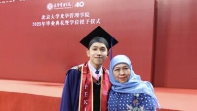 Keteguhan Hati Ibunda KIP: Di Tengah Sorotan, Senyum Bahagia Warnai Wisuda Putra di Beijing