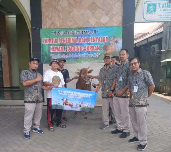 Keterangan Foto: Perumda Air Minum Surya Sembada Salurkan 14 Sapi Kurban pada Idul Adha 1446 H