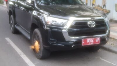 Keterangan Foto: Dishub Kota Surabaya Berikan Tindak Tegas Mobil Plat Merah Melanggar Rambu Dilarang (P)