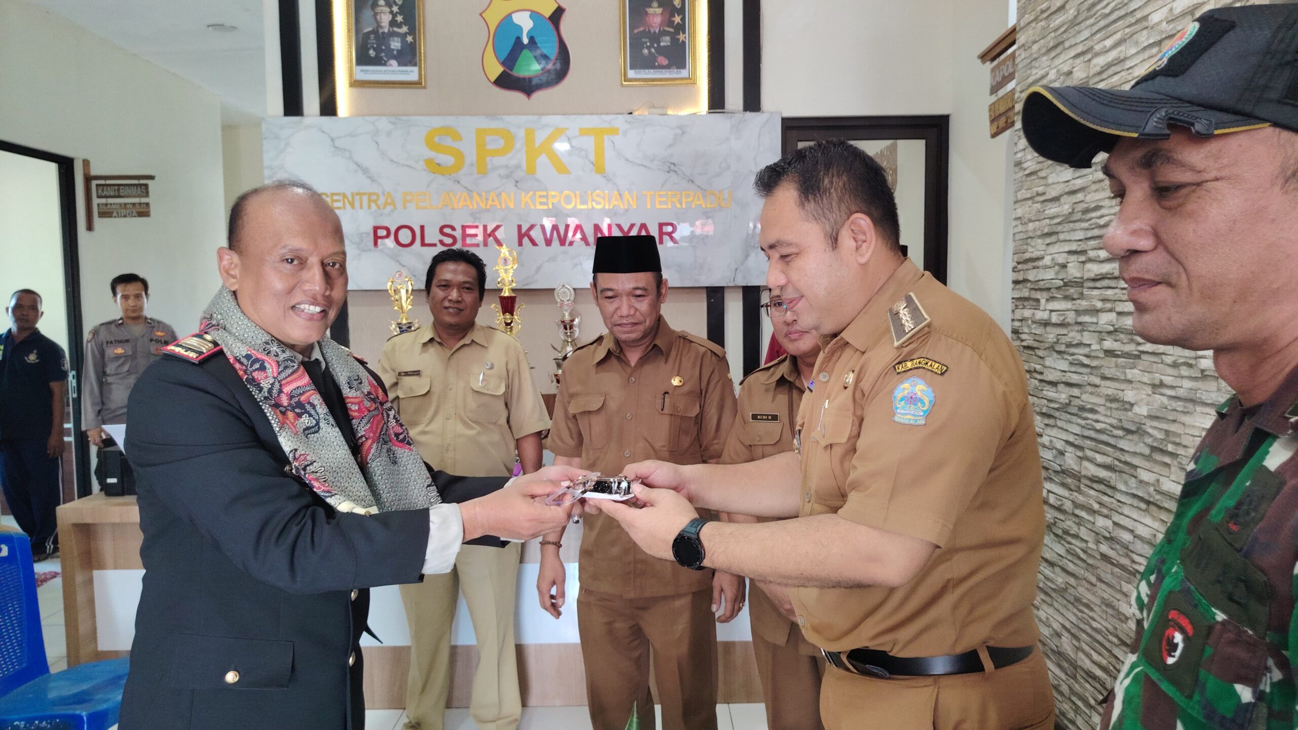 Foto : HUT Ke-79 Bhayangkara, Polsek Kwanyar Tasyakuran dan Potong Tumpeng