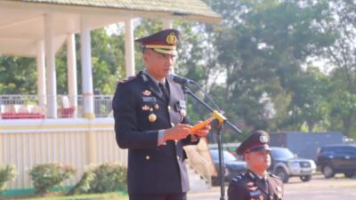 Keterangan Foto: Waka Polres Aceh Tamiang Inspektur Upacara Peringatan Hari Bhayangkara Ke-79