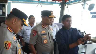 Keterangan Gambar: Kapolda Jatim Pantau Langsung Pencarian Korban Kapal Tenggelam di Selat Bali