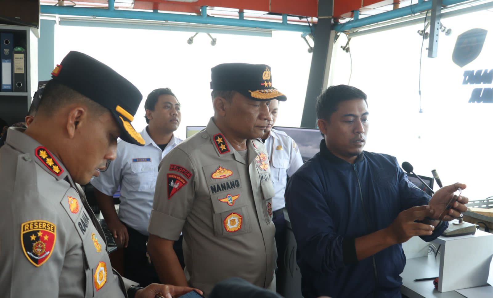Keterangan Gambar: Kapolda Jatim Pantau Langsung Pencarian Korban Kapal Tenggelam di Selat Bali