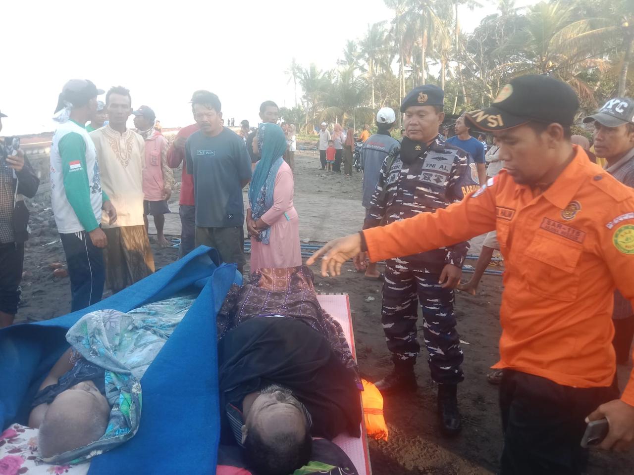 Keterangan Foto: Gerak Cepat Prajurit Lanal Banyuwangi Koarmada II Dalam Pencarian Korban KMP Tunu Pratama Jaya Yang Tenggelam Di Selat Bali