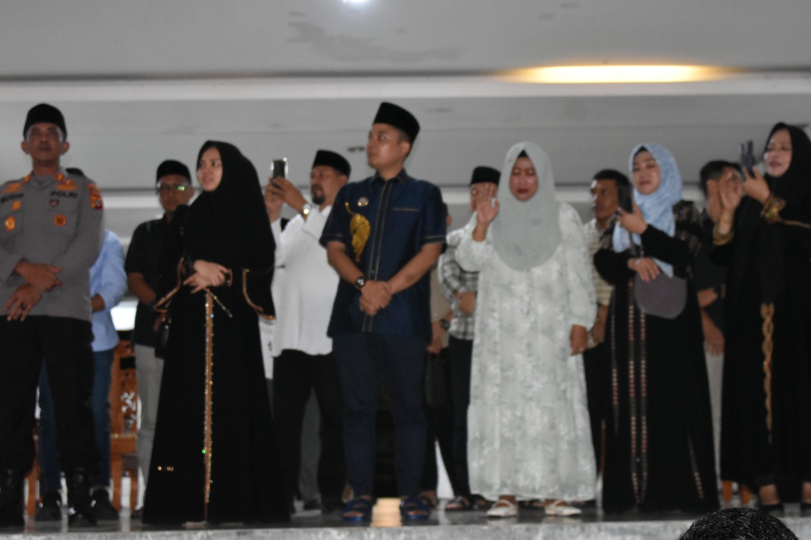 Keterangan Gambar: WaliKota Langsa Menyambut Secara Langsung Kepulangan Jama'ah Haji Kloter 7 Asal Kota Langsa.