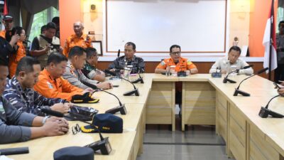 Keterangan Gambar: Pangkoarmada II Tegaskan Komitmen TNI AL dalam Pencarian KMP Tunu Pratama Jaya